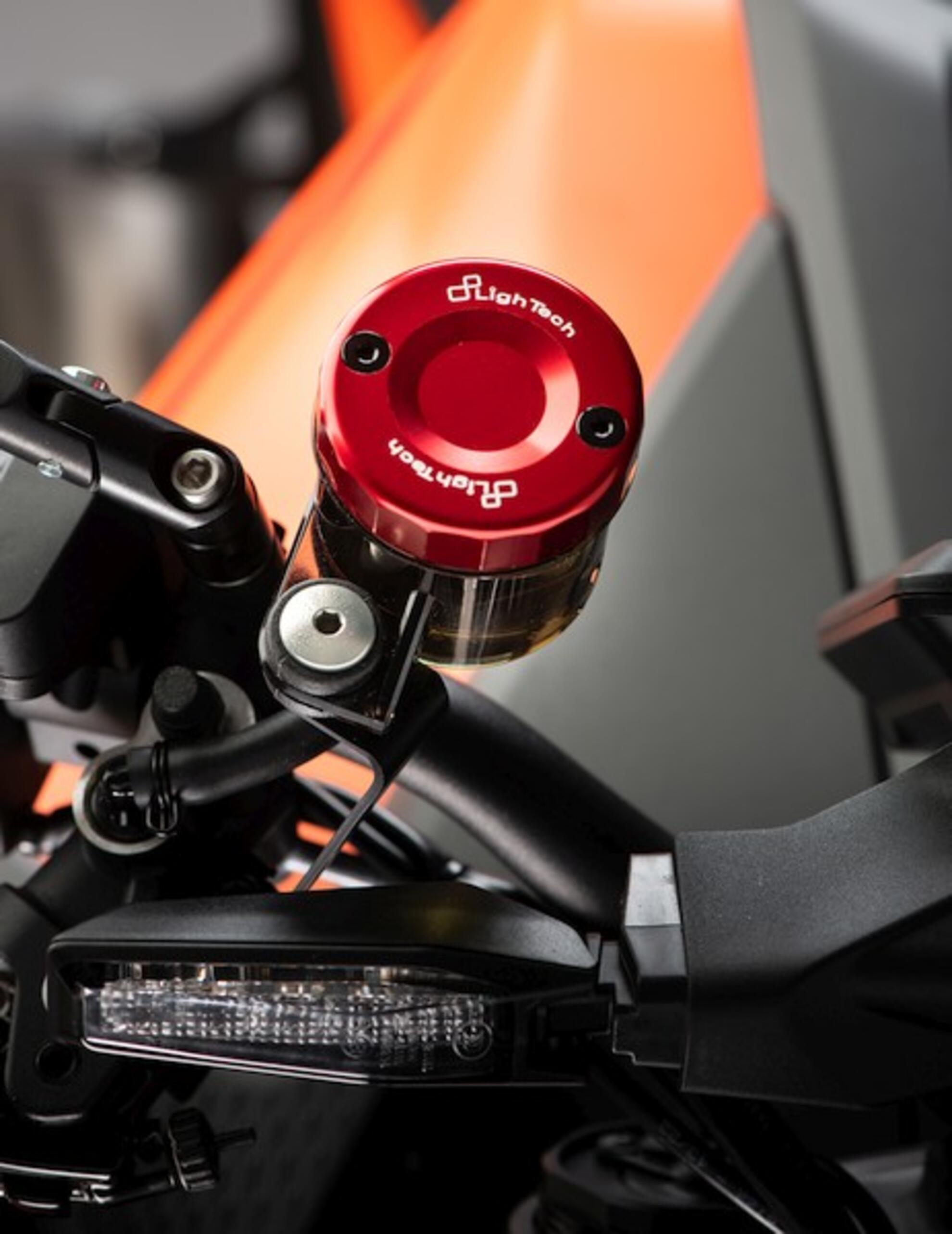 Couvercle de réservoir d'équilibrage avant LighTech Kawasaki ZX-10R/RR (16-25) FBC04